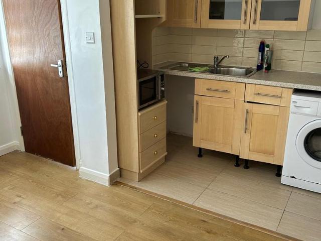 Studio Flat For Rent in N14 Studio to rent £1,250 pcm £288 pw