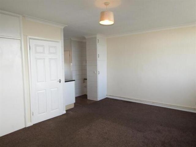 Studio flat for rent in Prince Avenue, Southend on Sea, SS2