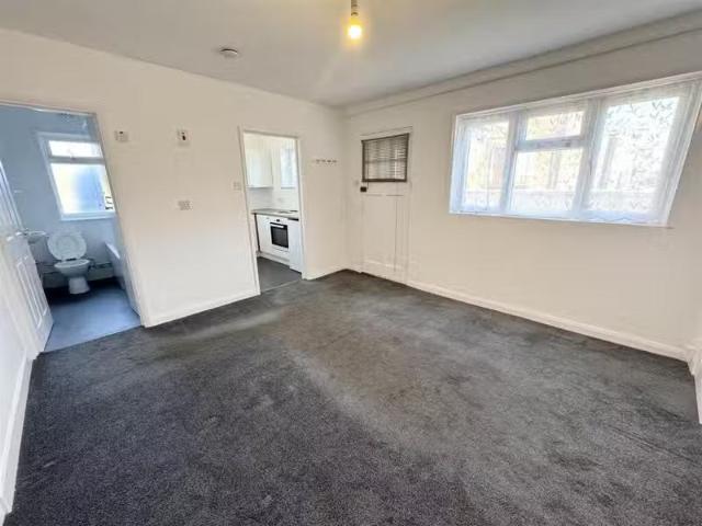 Studio flat for rent in South Coast Road, Peacehaven, BN10