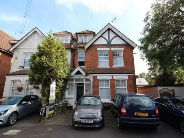 Studio flat for rent in St Johns Road, Boscombe, Bournemouth.