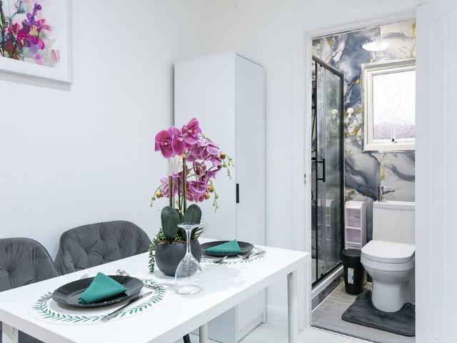 Studio Flat, Gillett Road, CR7
