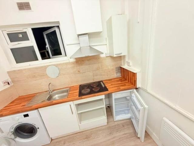 Studio Flat, Goodmayes Road, IG3
