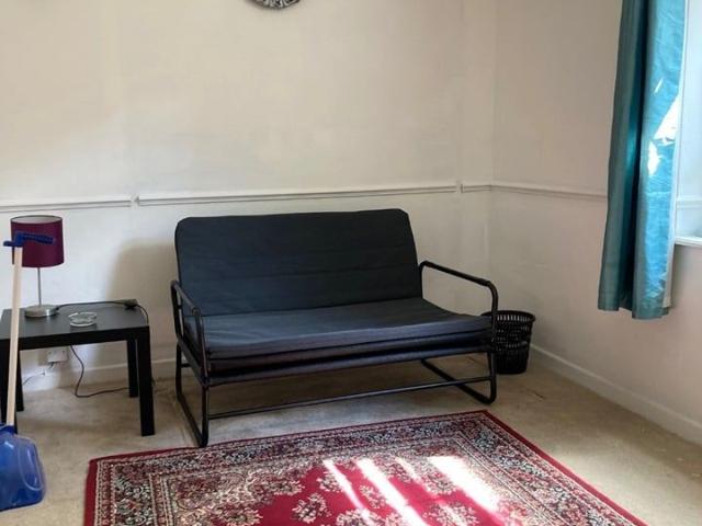 Studio Flat, Grove Road, LU1