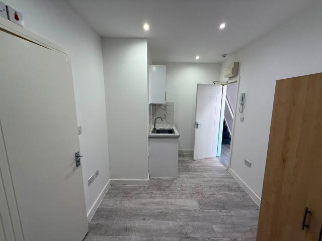 Studio Flat, Graham Road, HA3