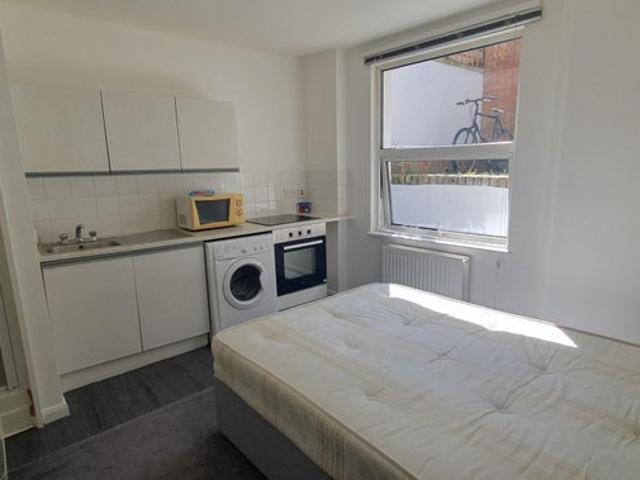Studio Flat Great Location W6 All Bills inc