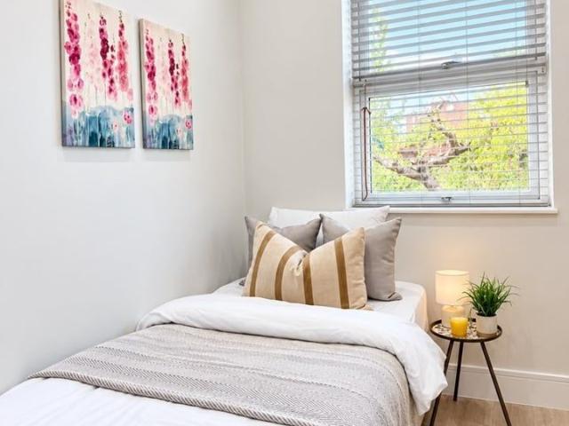 Studio Flat, Hanworth Road, TW3