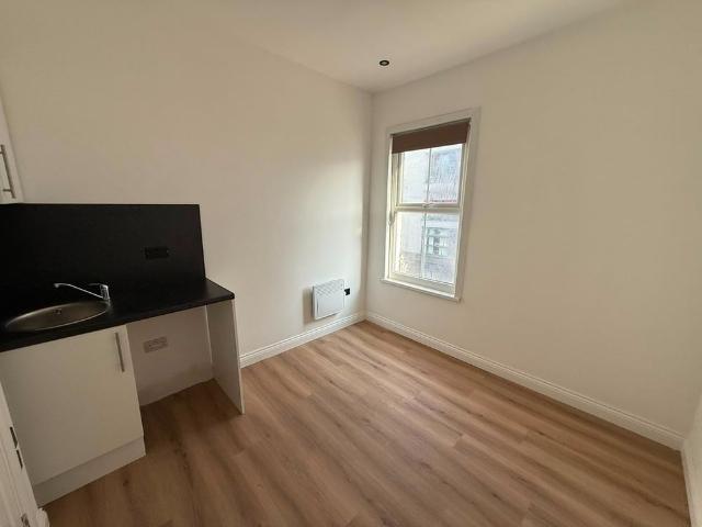 Studio Flat, Harrow Road, W10