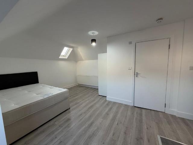Studio Flat, Hibernia Road, TW3