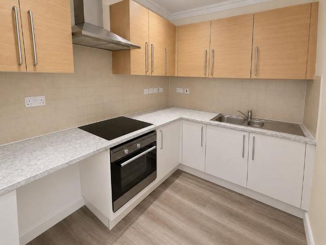 Studio Flat, High St, TW3
