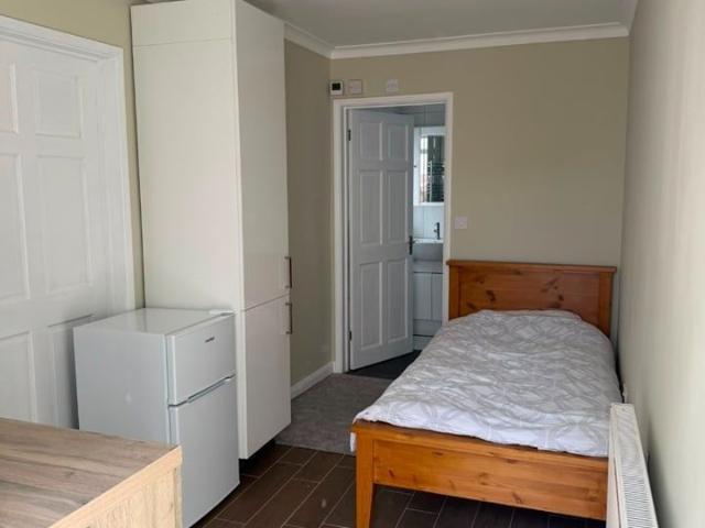 Studio Flat, Highwood Gardens, IG5