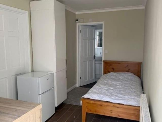 Studio Flat, Highwood Gardens, IG5