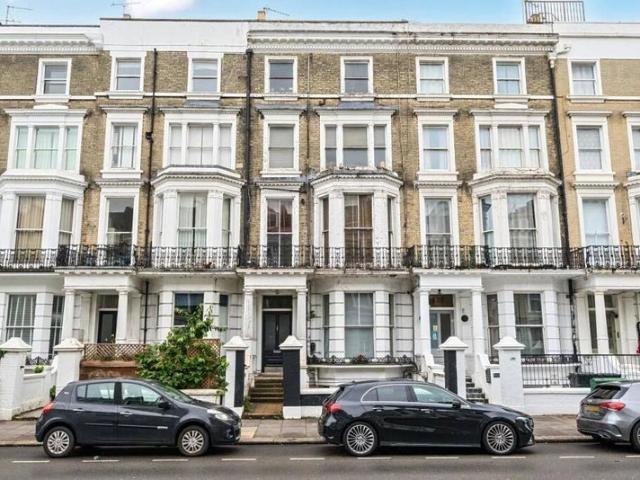 Studio flat Holland Road, W14
