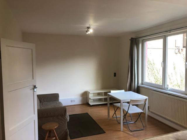 Studio flat in the heart of Southfields
