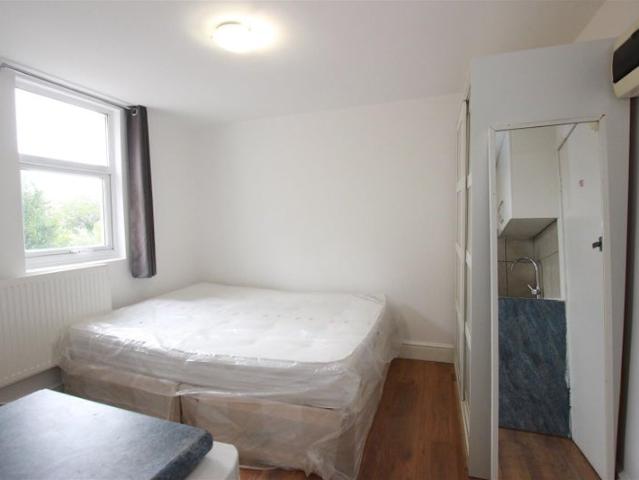 Studio Flat In Willesden Green, £950 Per Month