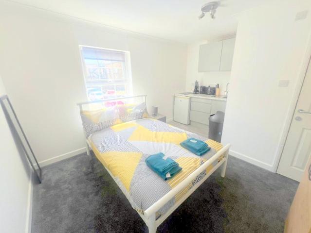 Studio Flat in Central Sutton