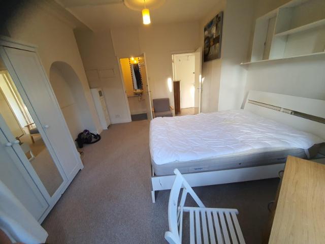 Studio flat in good location for 2 people only