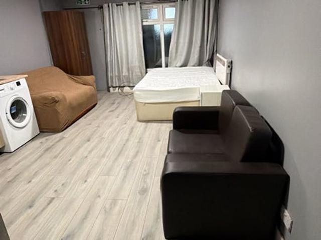 Studio Flat in Leicester LE4 7AN