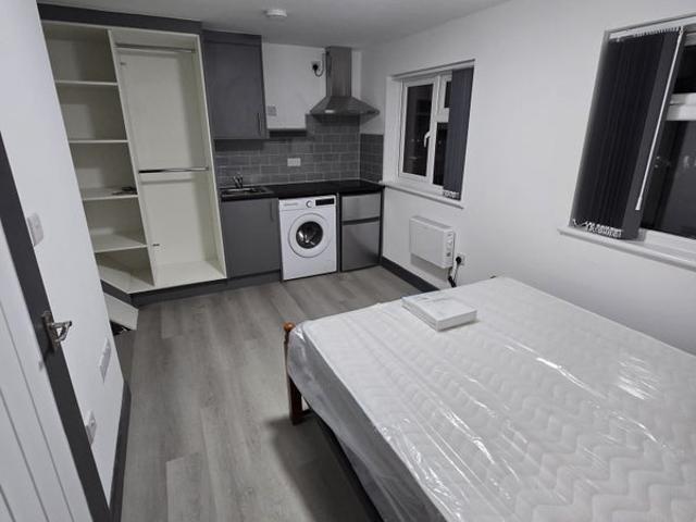 Studio Flat in London Hounslow TW45LL