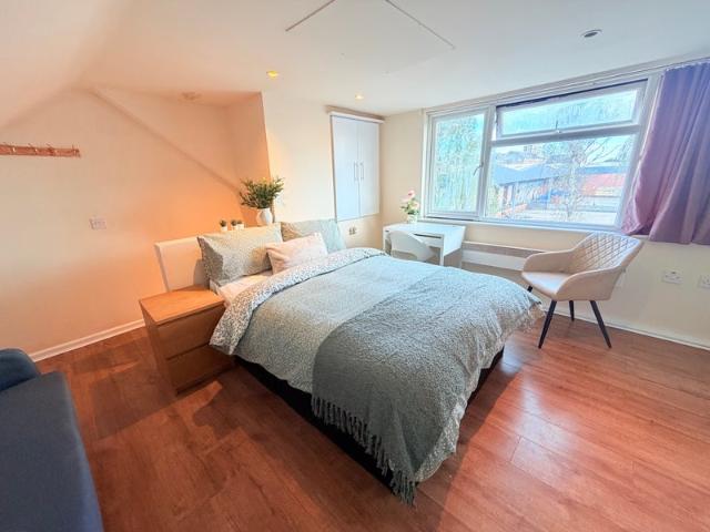 Studio Flat in N18, Universal Credit, Furnished