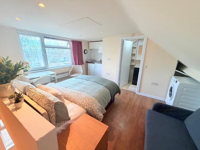 Studio Flat in N18, Universal Credit, Furnished