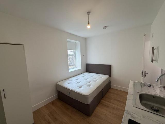 Studio Flat, Inwood, TW3