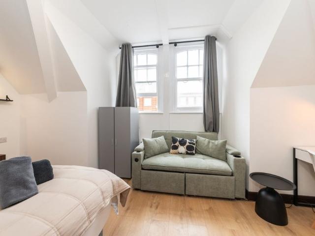 Studio Flat, Kensington High St, W8