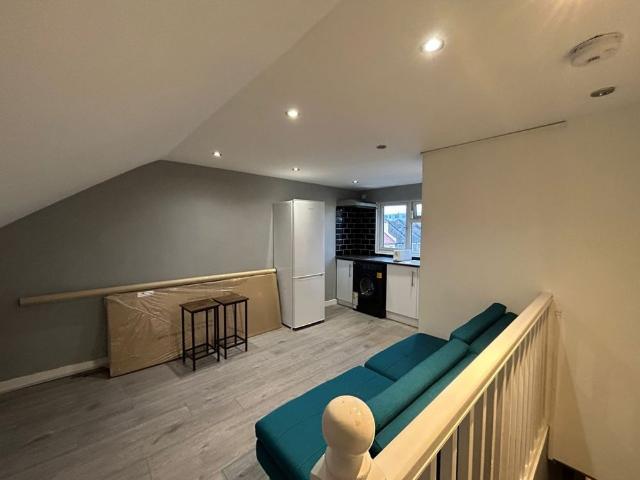 Studio Flat, Kingsley Road, TW3