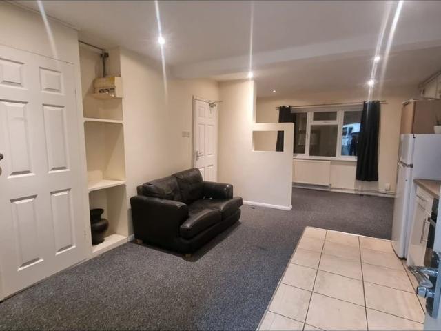 Studio Flat, Ley Street, IG1