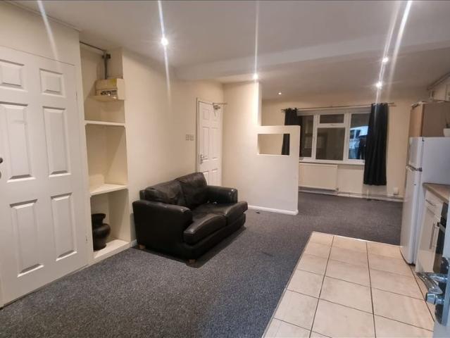 Studio Flat, Ley Street, IG1