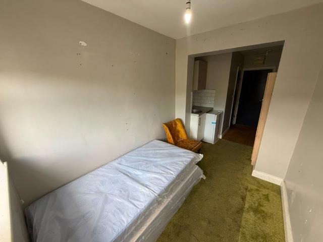 Studio Flat, Lymington Close, SW16