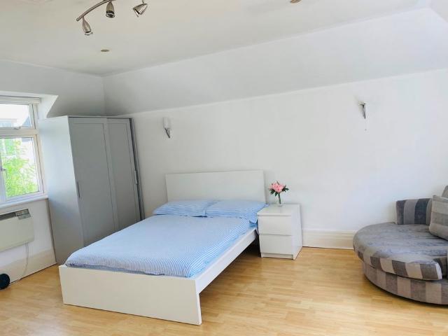 Studio Flat, Melliss Avenue, TW9