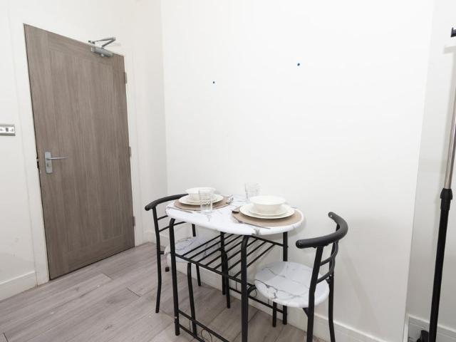 Studio Flat, Mitcham Road, SW17