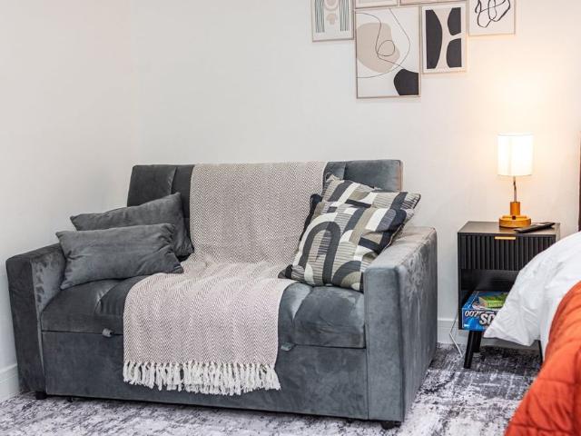 Studio Flat, Mitcham Road, SW17