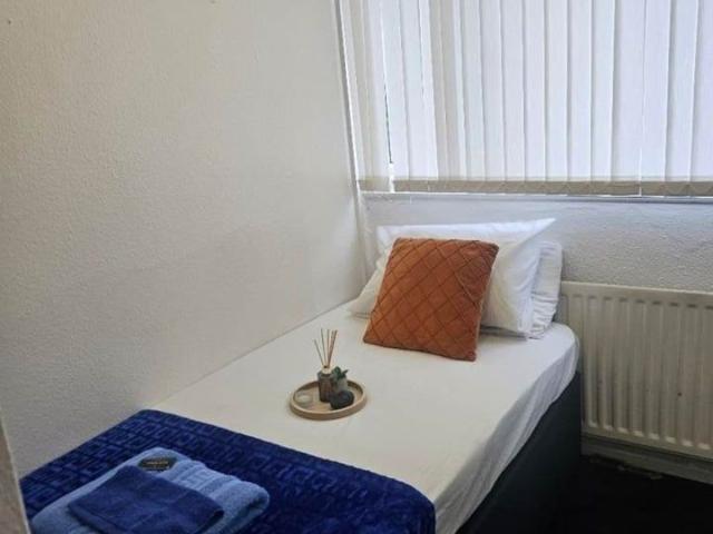 Studio Flat, Mountford St, B11
