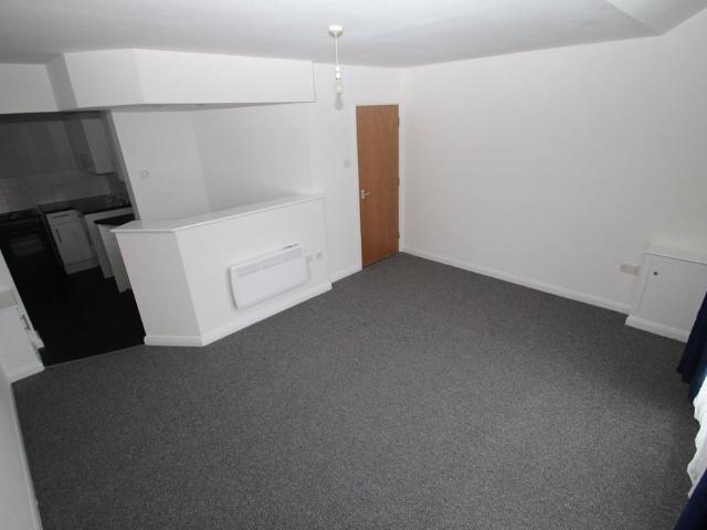 Studio Flat, Park Road West, CH43
