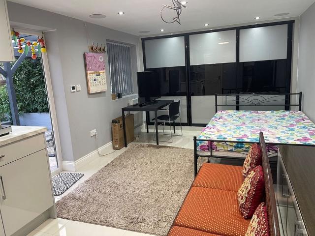 Studio Flat, Renfrew Road, TW4