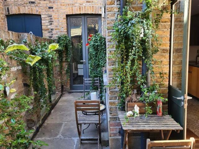 Studio Flat + Rooftop terrace Inc Bills/Clean