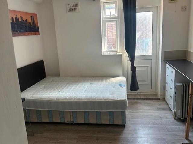 Studio Flat, Roxeth Green Avenue, HA2