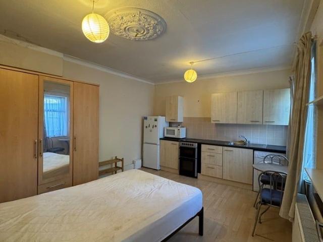 Studio Flat, Sandringham Gardens, N12