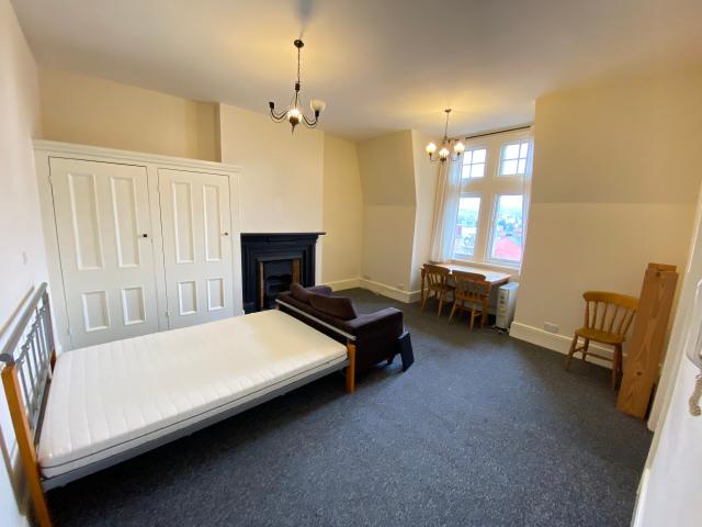 Studio Flat – Salisbury Hotel, Grand Parade, London N4