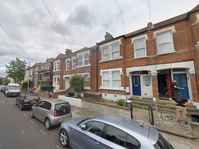 Studio Flat, Sellincourt Road, SW17