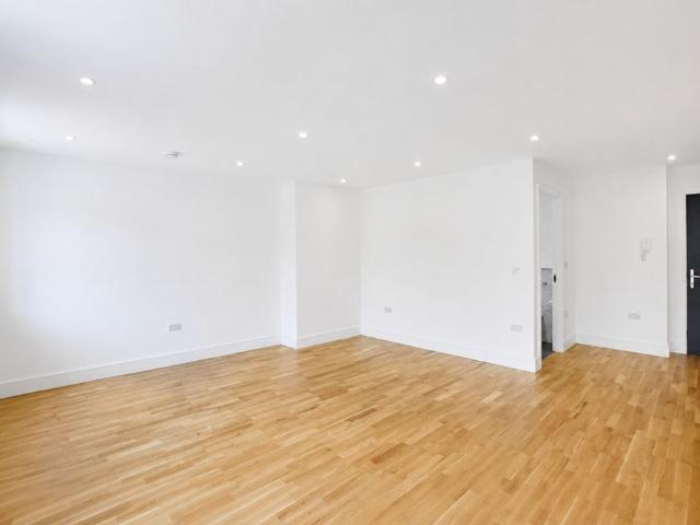 Studio Flat, Seven Sisters Road, N15