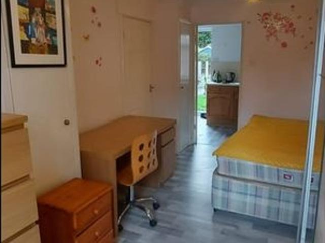 Studio Flat, Sonia Gardens, TW5