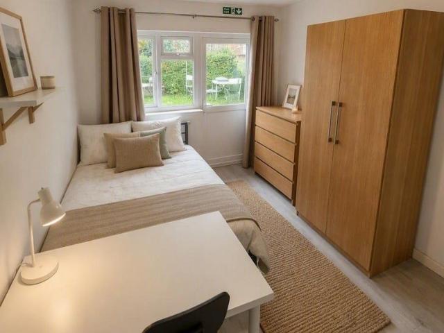Studio Flat, St Leonards Gardens, TW5