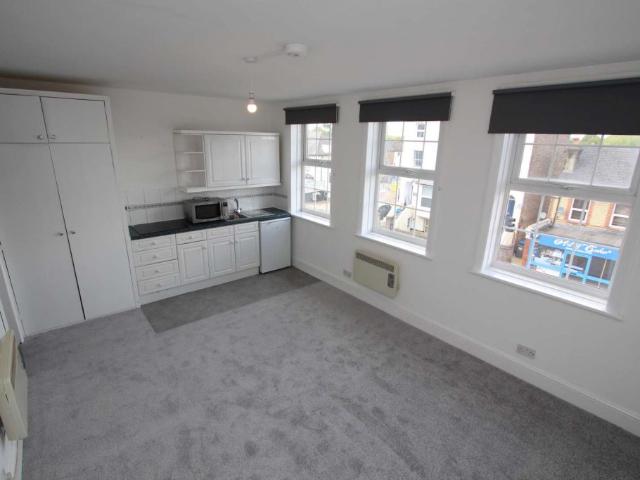 Studio Flat – Surbiton Hook Road, KT6
