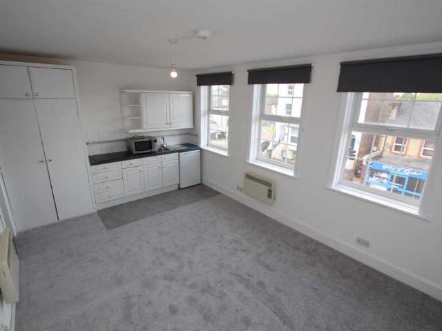 Studio Flat – Surbiton Hook Road, KT6
