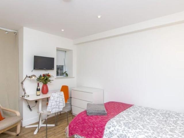 Studio Flat, Sussex Place, BS2