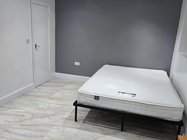 Studio Flat, Sutton Lane, TW3