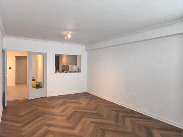 Studio fraichement rénové 9e étage vue dégagée