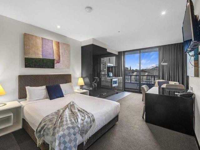 Studio King Suite Hawthorn | Kitchenette, Spa Bath, Long Stay Ready 1 Bed | 1 Bath | Sleeps 2 | 30m²